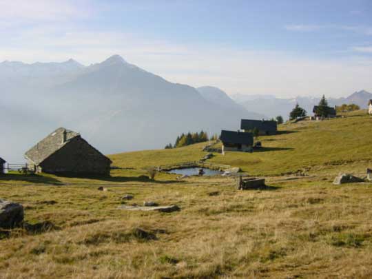 Il piano di Pusctt con alcune delle cascine